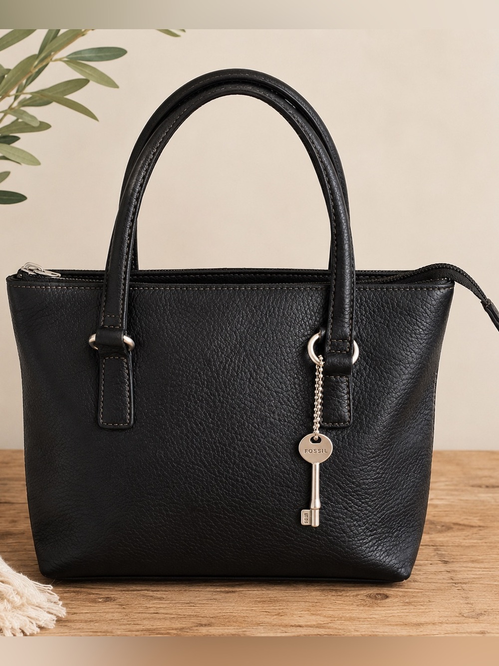 Vintage Fossil 75082 Black Pebbled Leather Handbag W Key Charm EUC
